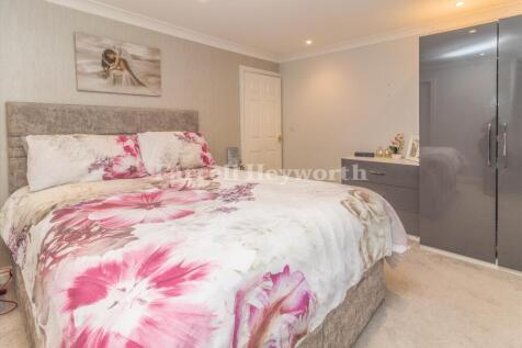 Bedroom 1 image 2