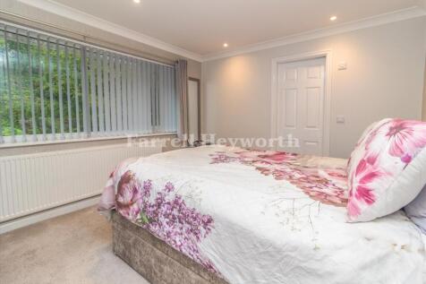 Bedroom 1 image 3