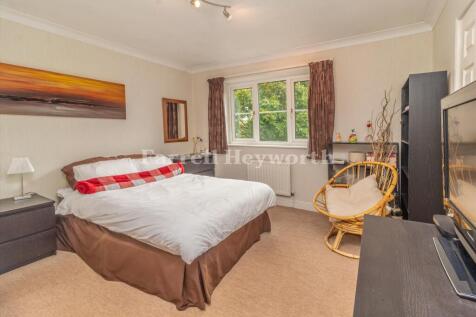 Bedroom 2 image 3