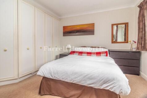 Bedroom 2 image 4