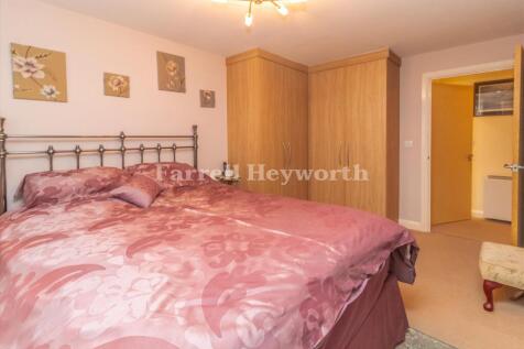 Bedroom 1 image 2