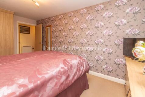 Bedroom 1 image 3