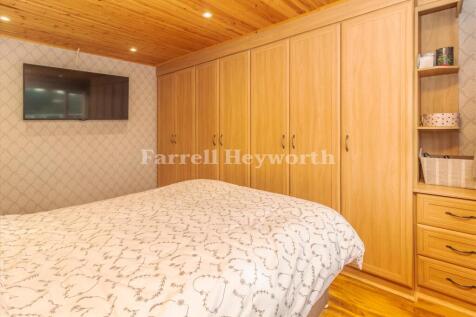 Bedroom 1 image 2