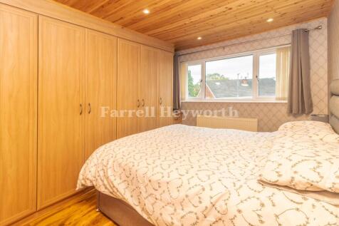 Bedroom 1 image 3