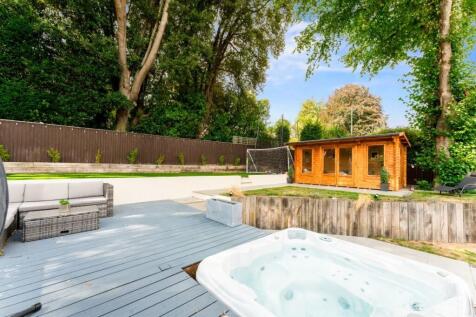15 Barry Gardens-...