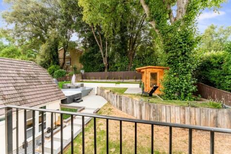 15 Barry Gardens-...