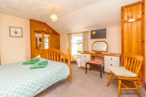 Bedroom 1 image 3