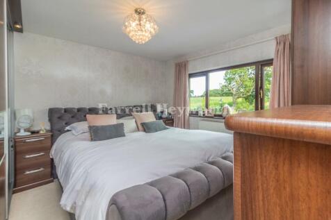 Bedroom 1 image 2