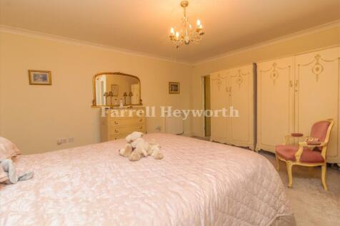 Bedroom 1 image 3