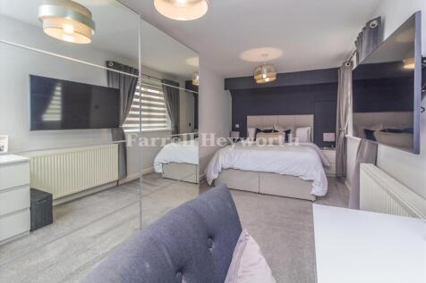 Bedroom 1 image 2