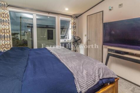 Bedroom 1 image 2