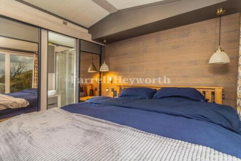 Bedroom 1 image 3