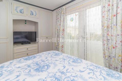 Bedroom 1 image 2