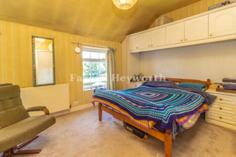 Bedroom 1 image 2