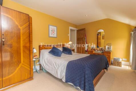 Bedroom 1 image 4