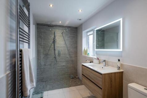 bedroom one en suite 1.jpg