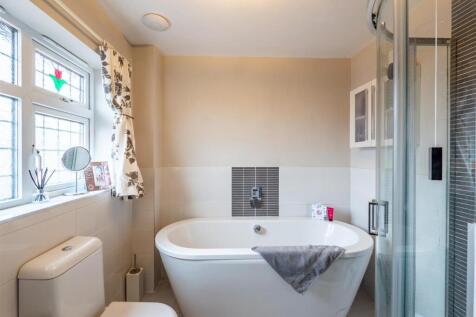 bathroom 1.jpg
