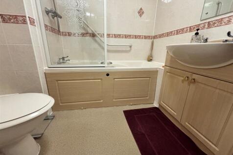 19 mead ct bathroom.jpg