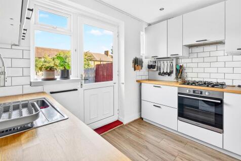 10  To Let 2 Bedroom House Blanchland Road SM4 www