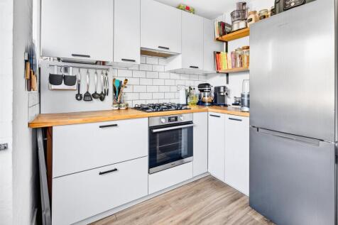 12  To Let 2 Bedroom House Blanchland Road SM4 www