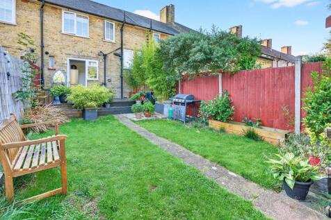 15  To Let 2 Bedroom House Blanchland Road SM4 www