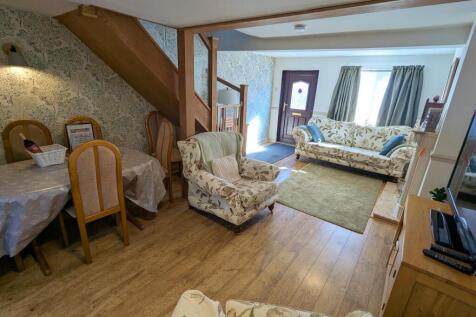 Lounge/Dining Area