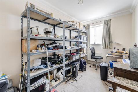 Bedroom/ Study