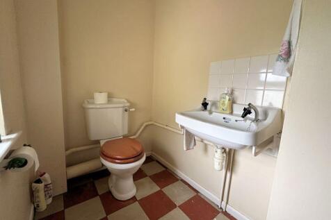 First Floor Cloakroom
