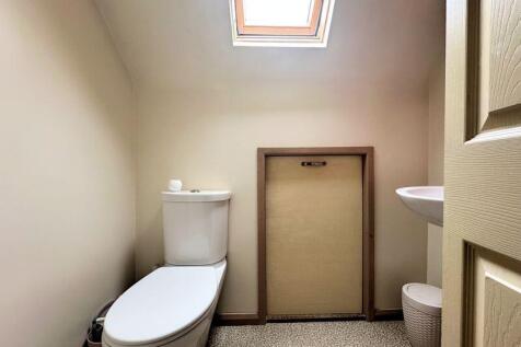 First Floor Cloakroom