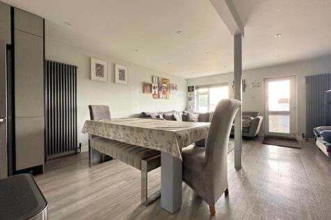 Dining/Lounge Area