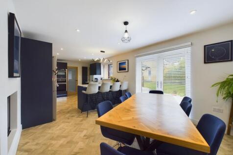 KITCHEN / DINING ROOM