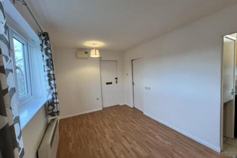LIVING/BEDROOM