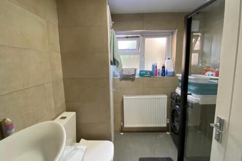 GARAGE SHOWER ROOM