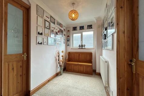 FIRST FLOOR LANDING