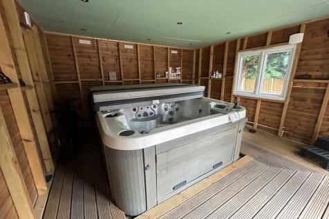 HOT TUB CABIN