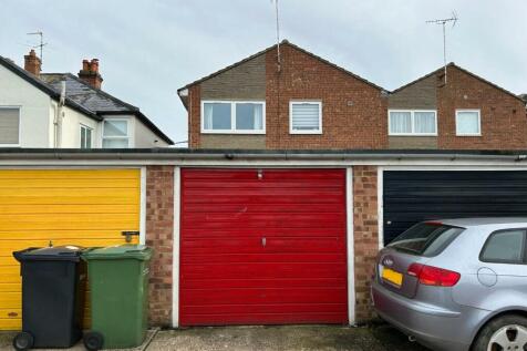 SINGLE GARAGE IN A BLOCK