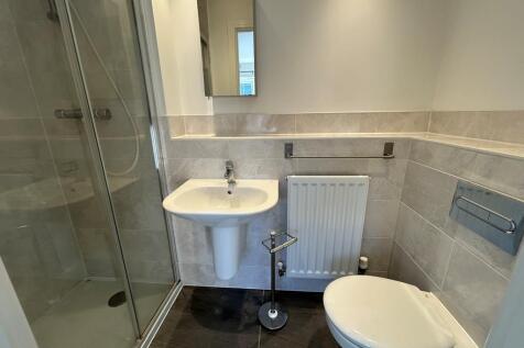 EN-SUITE SHOWER ROOM