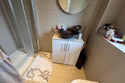 En suite shower