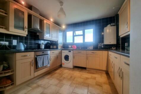 18 Tweed Close Kitchen.jpg