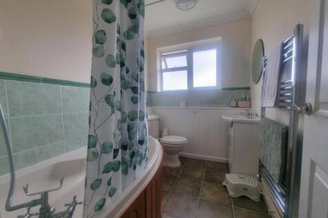 18 Tweed Close Bath.jpg