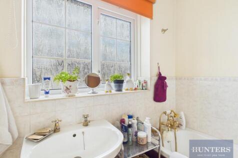 Bathroom (F1)