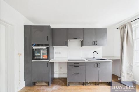 KITCHEN/LIVING ROOM