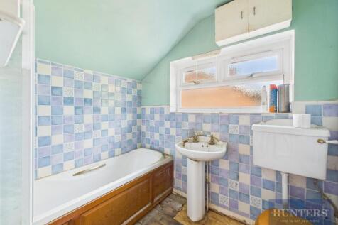 Bathroom (First Floor)