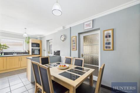 Kitchen / Dining Area