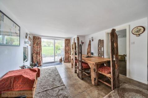 Lounge/Dining Area