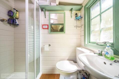 En-Suite, Log Cabin