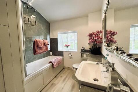 Bed 1 En Suite Bathroom