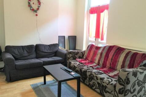 LIVING ROOM 1.JPG
