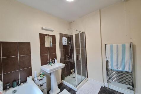 7 Albany Road bathroom .jpeg