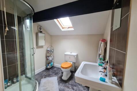 7 Albany Rd BR6 ensuite.jpeg